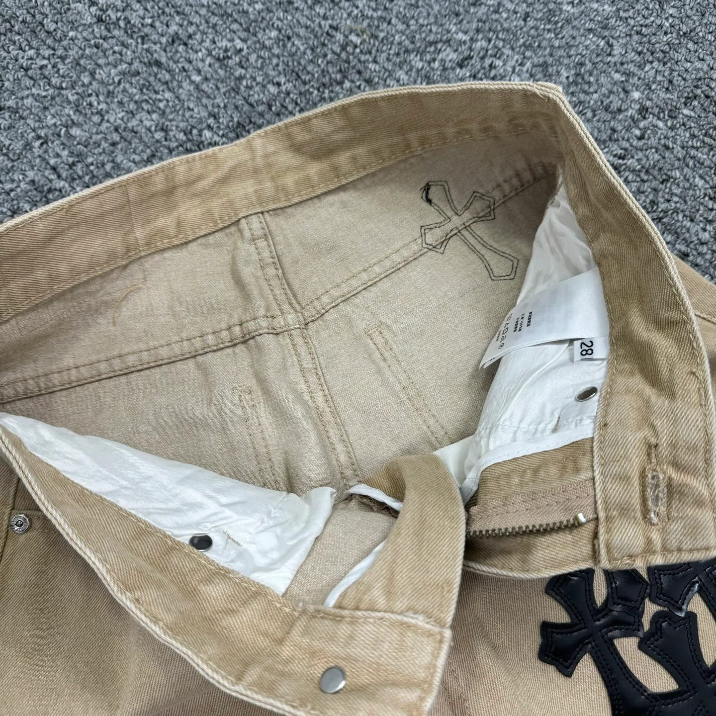 P240 Style No.: H848 ChromeHearts & Chrome Hearts [New on the unlabeled support platform] 2025 new khaki leather couple's washed jeans, top ceiling quality, styles with different washed textures, very friendly to people with thin legs and thick legs, the straight and loose version is very flattering to the leg shape, the moderate length that never goes out of style, easy and casual to match, the basic styling of various styles, a must-have in the wardrobe! The fabric is stiff but also makes the upper body soft without losing texture. The washing process is even more perfect. It is a must-have item for everyone! ! !  Size: 28-30-32-34 Color: Khaki